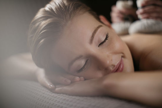 Immagine di Prenotazione Massaggio con latte per il corpo e timbri alle erbe (50 minuti) senza entrata